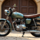 Moto vintage des années 70 avec détails chromés et selle en cuir