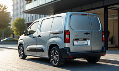 Voiture Peugeot Partner silver devant un bureau moderne